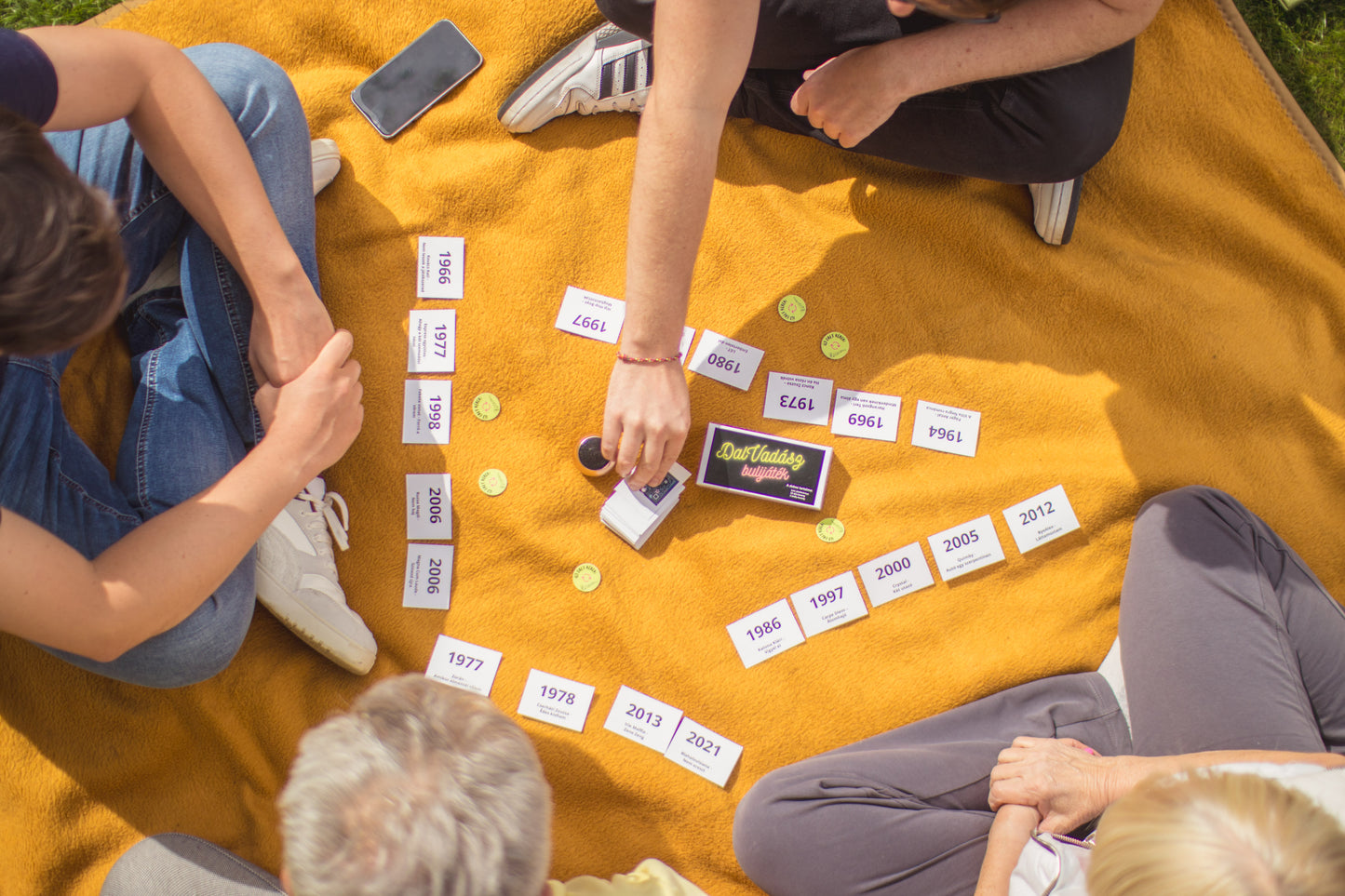 Dalvadász bulijáték magyar zenékkel - VIP év eleji Csomag (Alap csomag 144 kártya + 108 piros kiegészítő kártya, bluetooth hangszóró)