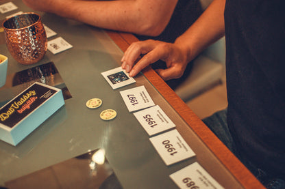 Dalvadász bulijáték magyar zenékkel - Limitált Klasszikus KARÁCSONYI év végi Csomag (Alap csomag + 108 piros kiegészítő kártya + 36 ajándék karácsonyi zene + karácsonyi díszdoboz)