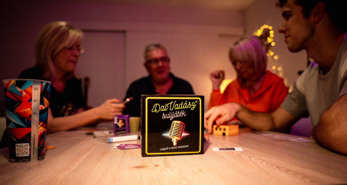 Dalvadász bulijáték magyar zenékkel - VIP év eleji Csomag (Alap csomag 144 kártya + 108 piros kiegészítő kártya, bluetooth hangszóró)